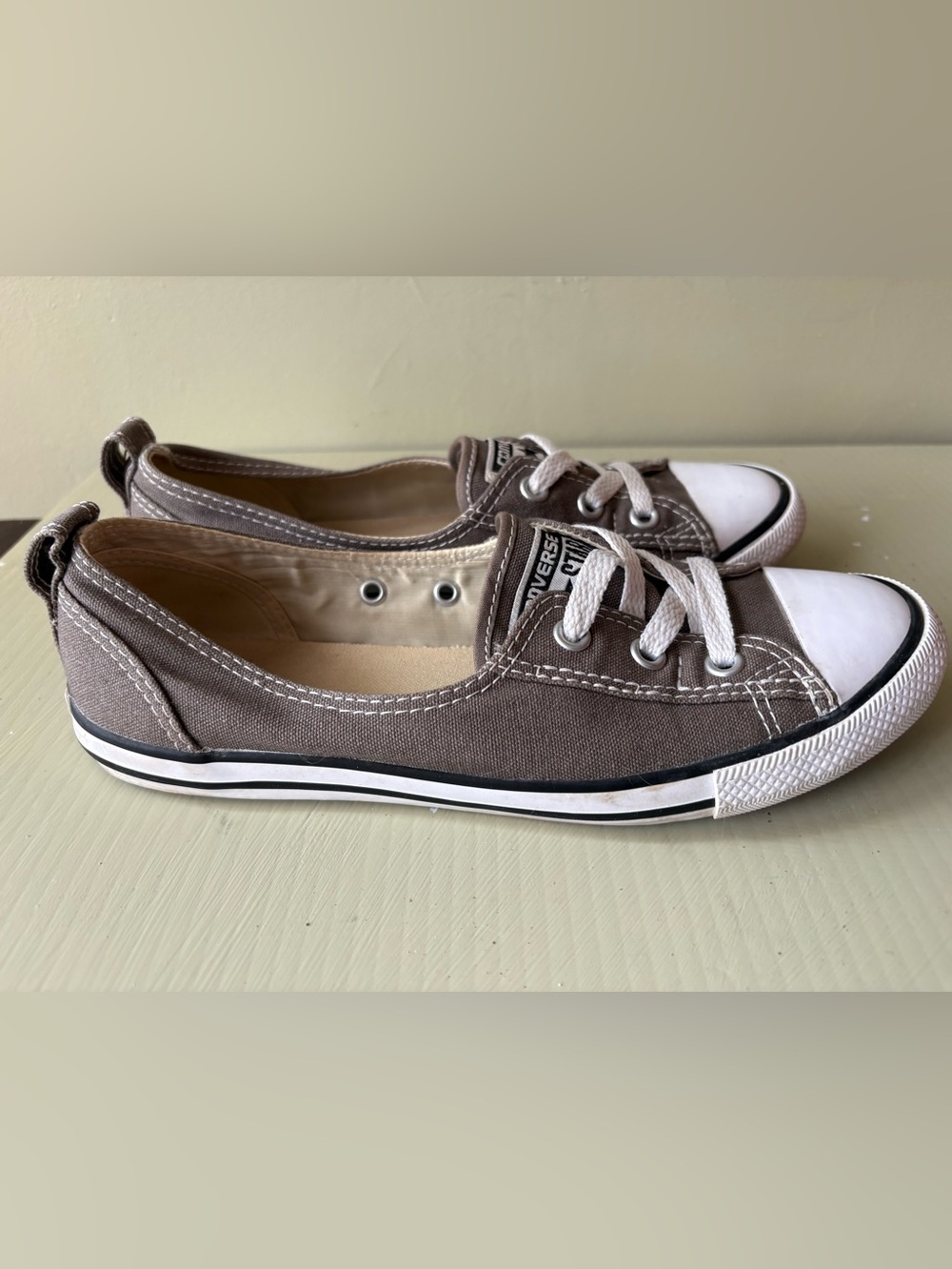 Converse Low Top Canvas Sneakers in Taupe and White sz6.5
